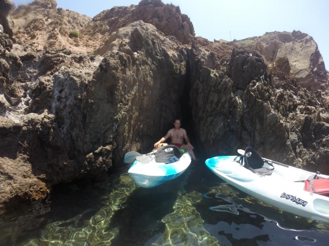 Kayaks entre las calas